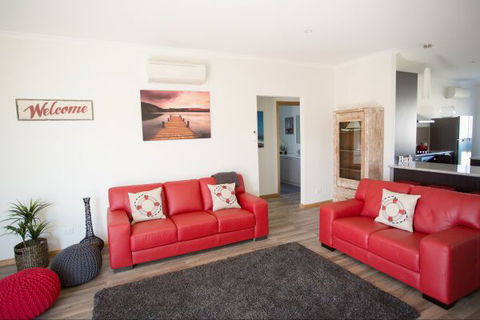 RED FIN Part Of BLUE FIN HOLIDAY HOMES - Accommodation Noosa 0