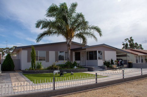 Chrissie's Palace - Accommodation Noosa 0