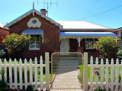 Robina: Bathurst Self Contained Accommodation - Accommodation Noosa 0