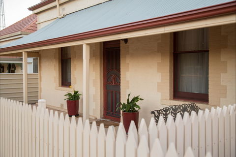 McKinley's Rest - Accommodation Noosa 0
