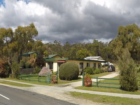 Binalong Bungalows - Accommodation Noosa 0