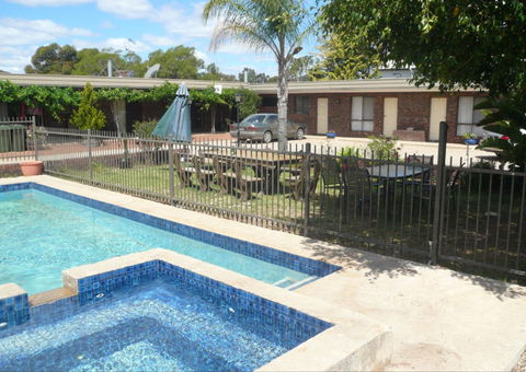 Sportsman Inn Motel - Accommodation Noosa 0