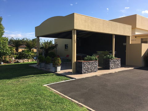 Tower Motor Inn - Accommodation Noosa 2