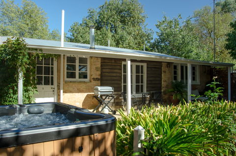 Ford Cottage Bed & Breakfast - Accommodation Noosa 0