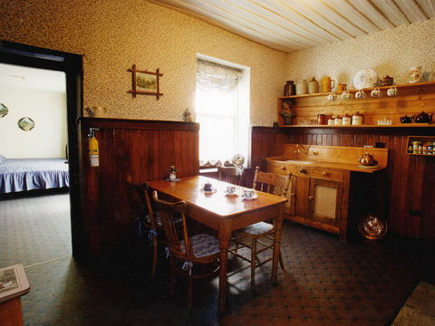 Hamilton's Cottage Collection And Country Gardens - Emmas Cottage - Accommodation Noosa 2