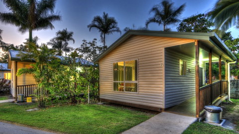 Queens Beach Tourist Village - Accommodation Noosa 2