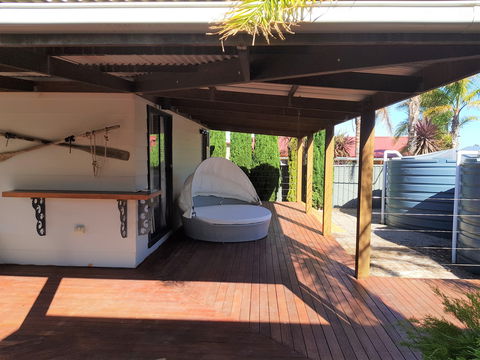 Johlie's Boathouse - Accommodation Noosa 1