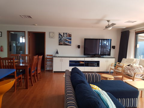 Johlie's Boathouse - Accommodation Noosa 2