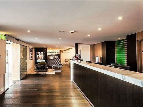 The Waverley International Hotel - Accommodation Noosa 0