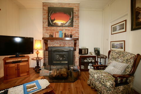 Tenterfield Luxury Historic Cottage - Accommodation Noosa 2