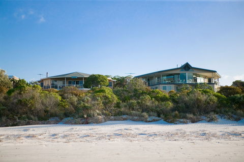 Island Beach Lodge - Accommodation Noosa 0