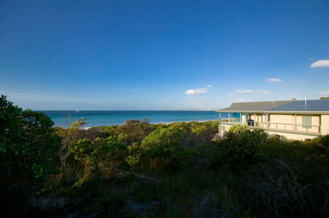 Island Beach Lodge - Accommodation Noosa 2