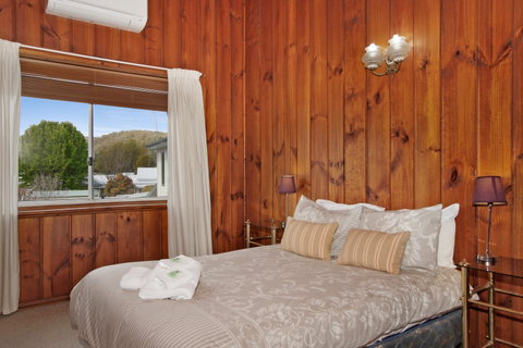 Le Chateau - Accommodation Noosa 2