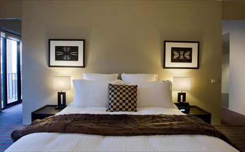 Overlooking The City's Silhouette - Accommodation Noosa 1