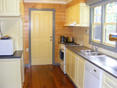 Belfast Cottages - Accommodation Noosa 8