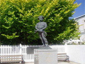 Alexander Cameron Statue - Accommodation Noosa 0