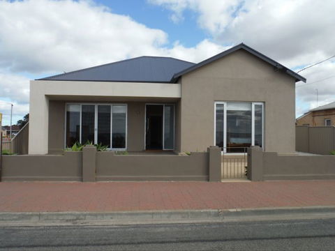 Stansbury Beach House - Accommodation Noosa 0