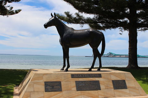 Makybe Diva Statue - Accommodation Noosa 0