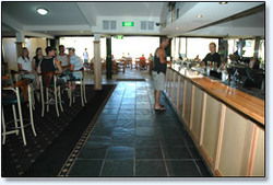 Bateau Bay Hotel - Accommodation Noosa 0