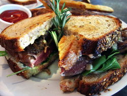 Alpine Hotel - Accommodation Noosa 2