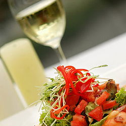 Victoria Hotel - Accommodation Noosa 2