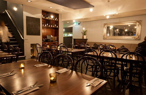 White Horse Hotel - Accommodation Noosa 1