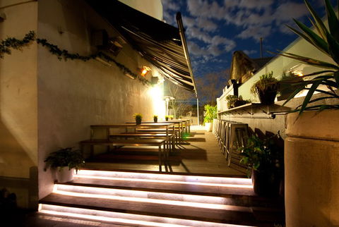White Horse Hotel - Accommodation Noosa 2
