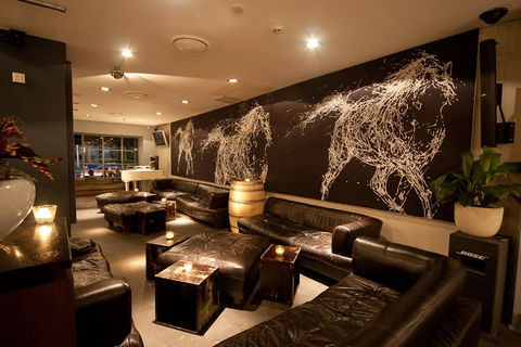 White Horse Hotel - Accommodation Noosa 5