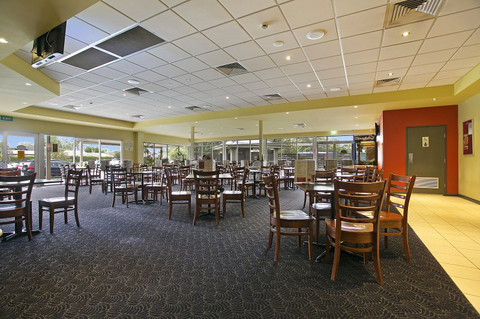 Lakeside Village Tavern - Accommodation Noosa 5
