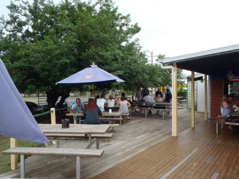 Maidenwell Hotel - Accommodation Noosa 2