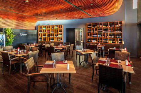 Dundee’s Restaurant On The Waterfront - Accommodation Noosa 2