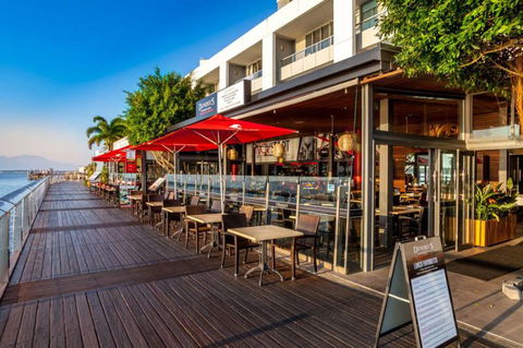 Dundee’s Restaurant On The Waterfront - Accommodation Noosa 4