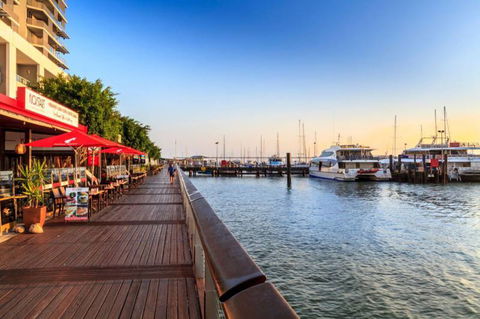 Dundee’s Restaurant On The Waterfront - Accommodation Noosa 5