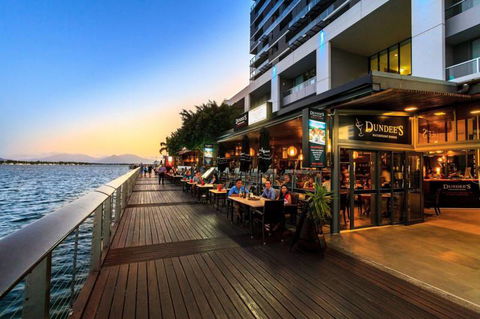 Dundee’s Restaurant On The Waterfront - Accommodation Noosa 7