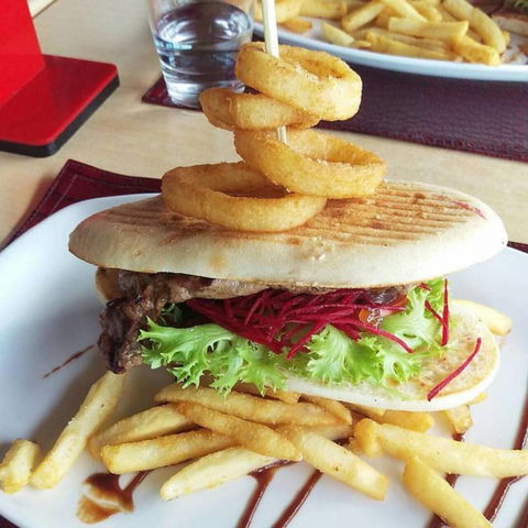 Dundee’s Restaurant On The Waterfront - Accommodation Noosa 9