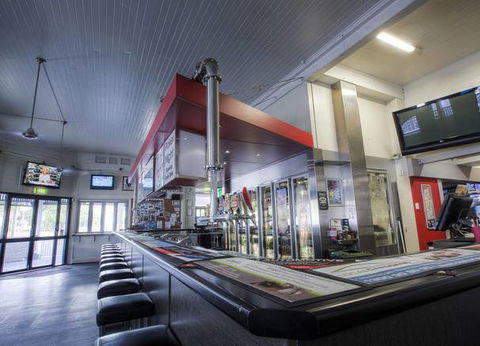 Red Beret Hotel - Accommodation Noosa 2