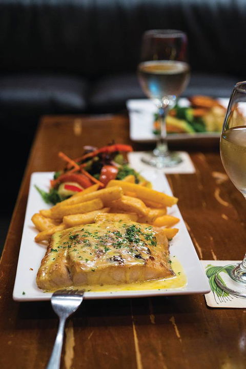 Dolly’s Bar & The Hibiscus Tavern - Accommodation Noosa 0