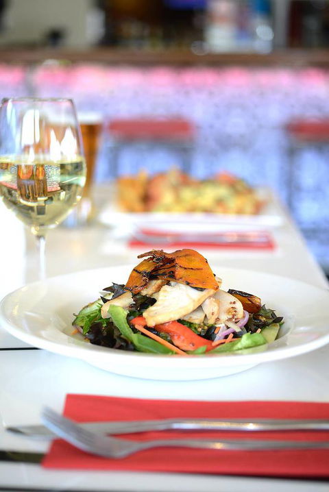 Dolly’s Bar & The Hibiscus Tavern - Accommodation Noosa 4