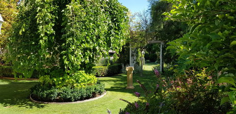 Camelot Garden Stroll - Accommodation Noosa 0