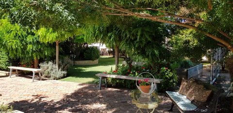 Camelot Garden Stroll - Accommodation Noosa 2