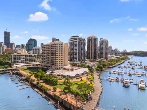 Central Dockside Apartment Hotel - Accommodation Noosa 2