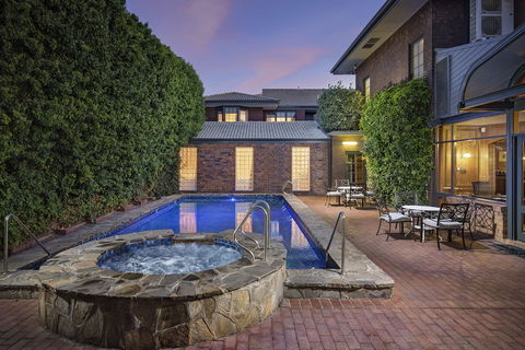 Adelaide Inn - Accommodation Noosa 0