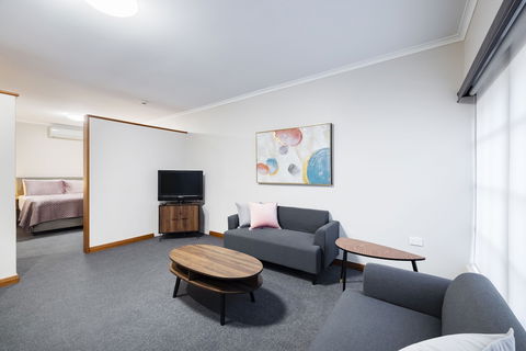 Adelaide Inn - Accommodation Noosa 1