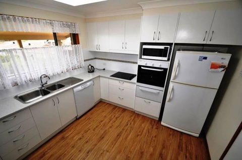16 Haddrill Parade - Accommodation Noosa 2