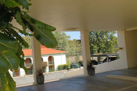 Bishops Lodge Narrandera - Accommodation Noosa 1