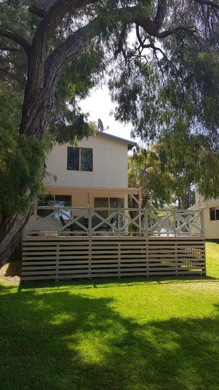 Lilacs Waterfront Villas & Cottages - Accommodation Noosa 6