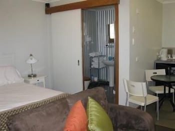 Stone Hut Cottage - Accommodation Noosa 0