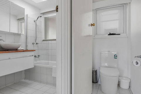 Long Beach House Apartments Sandy Bay - Accommodation Noosa 0