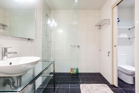 Location & Luxury In Central Of Melbourne 1207 - Accommodation Noosa 4