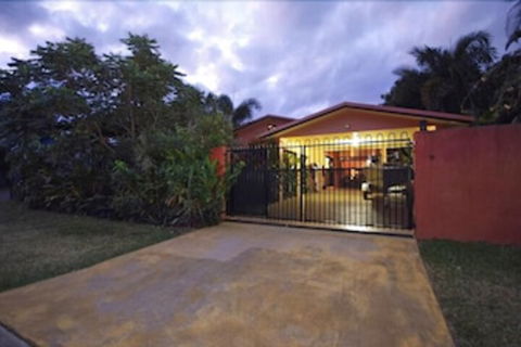 Hacienda Cooya Beach - Accommodation Noosa 1